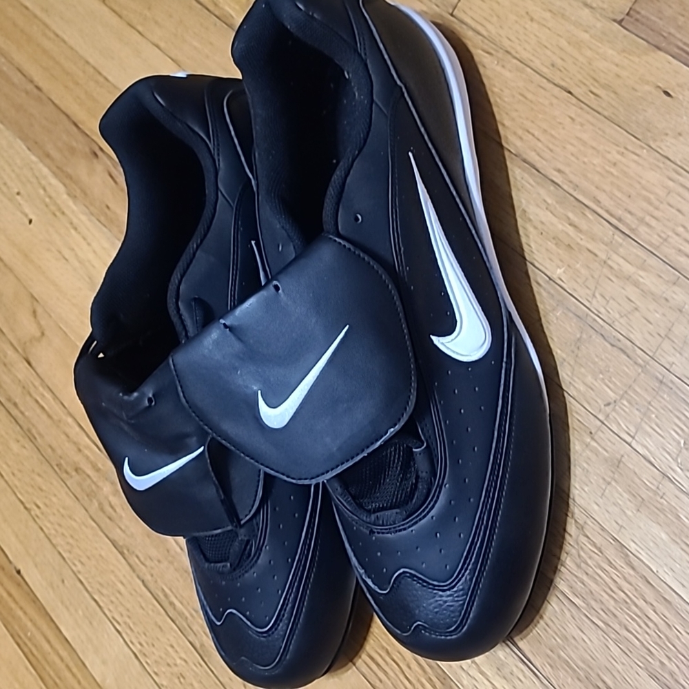 Men's NIKE size 13 baseball shoes cleats style 10709 black and white